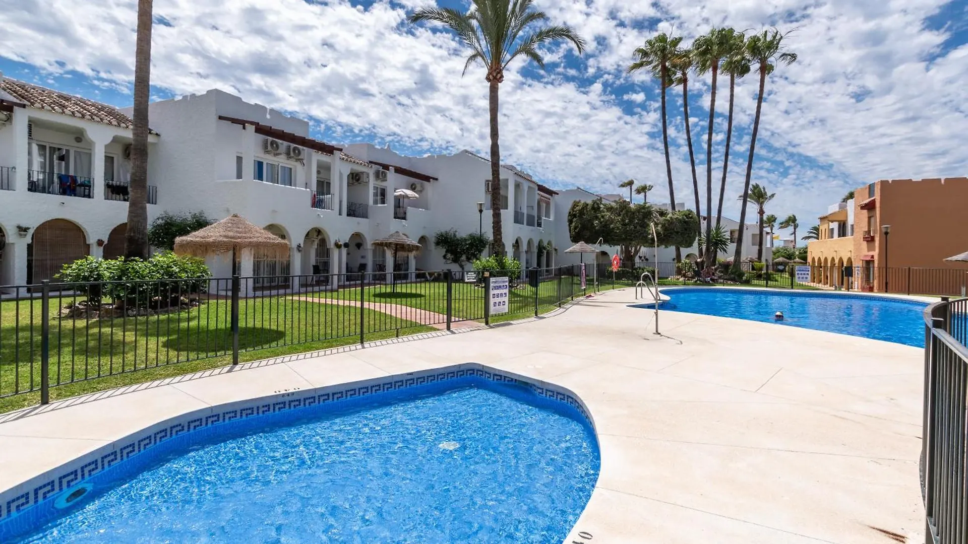 Renovated Apartment On Beachside With Pool location